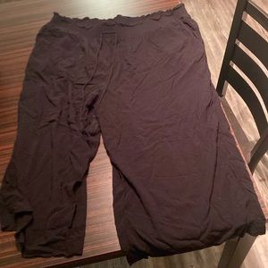Black terra sky capri sweatpants